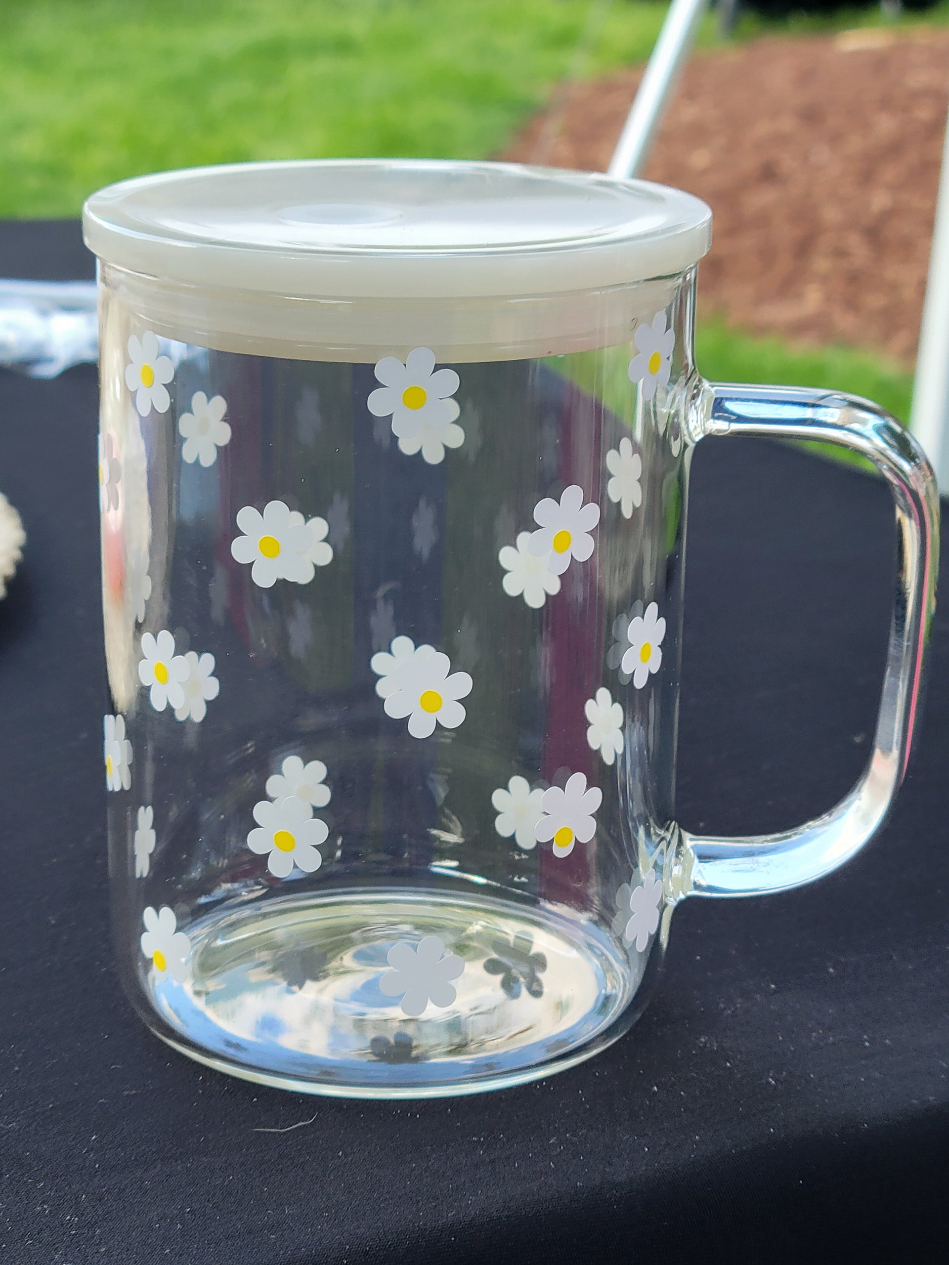 Dainty Daisy Handled Cup – TURBO awesome finds